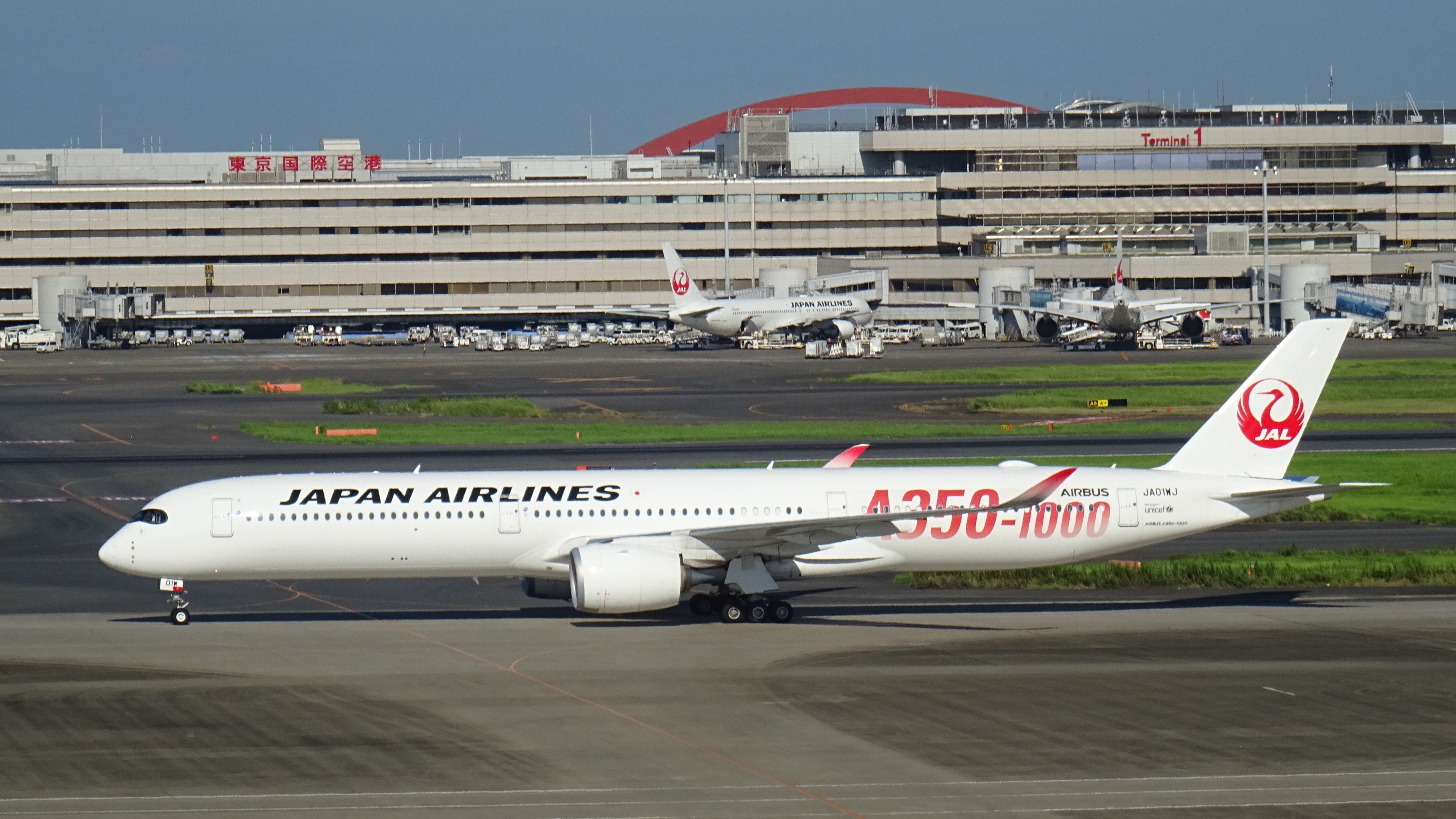 羽田空港を走行するJALのエアバスA350-1000、JA01WJ